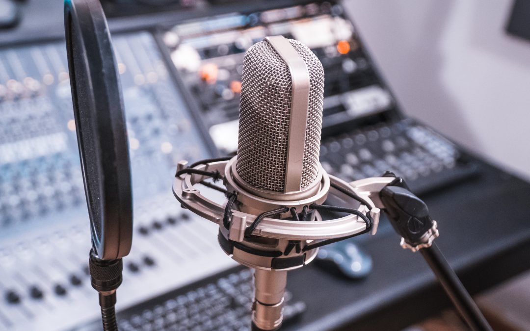 Micrófono profesional como parte del equipo para podcast en Alea Studios